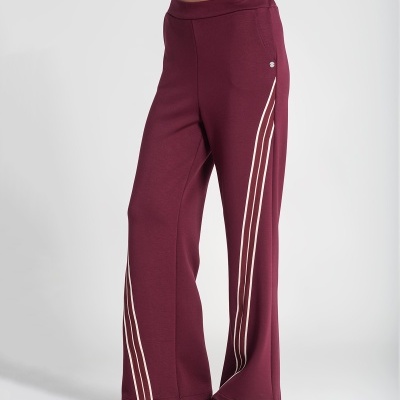 Calças desportivas bordeaux com riscas brancas nas laterais