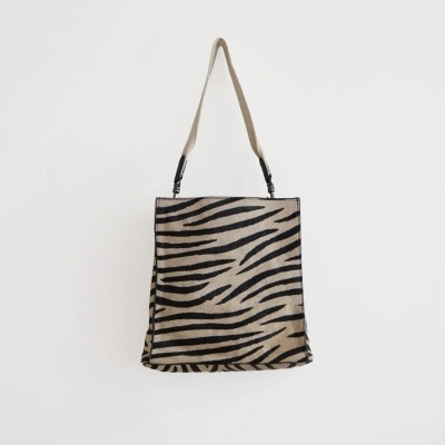 Mala de ombro quadrada com padrão de riscas preto e bege