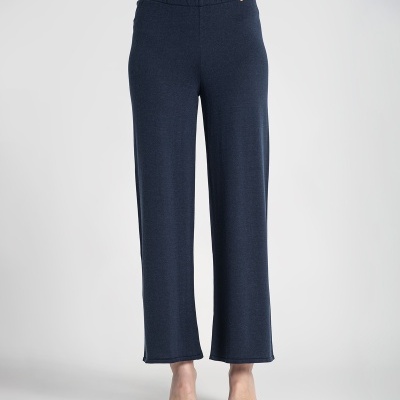 Calças azuis compridas de malha com cós elástico e sandálias castanhas