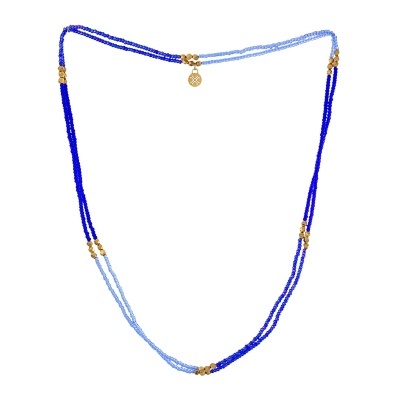 Colar de contas azuis com detalhes dourados