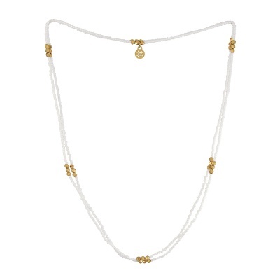 Colar duplo branco com detalhes dourados e medalha circular