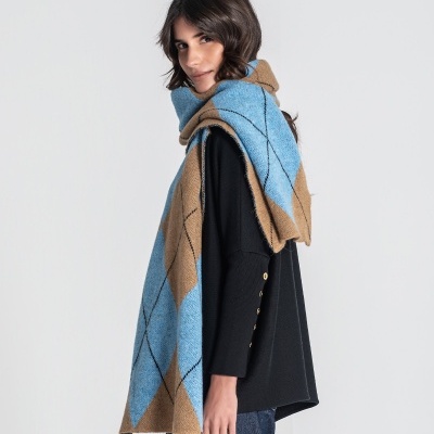 Cachecol comprido em lã azul e castanho com padrão argyle