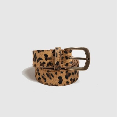 Cinto com padrão animal castanho e preto com fivela prateada