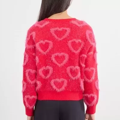 Camisola vermelha felpuda com padrão de corações cor de rosa vista de costas