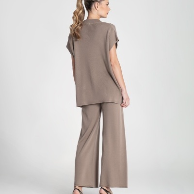 Conjunto feminino bege de blusa de malha e calças largas vista traseira