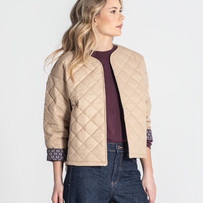 Casaco bege matelassê com padrão em diamante e mangas com punhos estampados