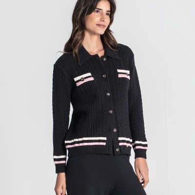 Camisola preta de malha com botões e listras brancas e cor-de-rosa