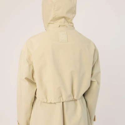 Casaco bege claro com capuz e cintura ajustável visto pelas costas