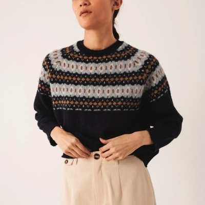 Camisola de malha com padrão jacquard e calças bege