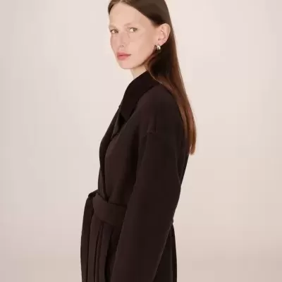 Casaco feminino castanho escuro com cinto e gola larga