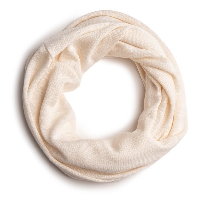 Cachecol circular bege claro de tecido macio com textura suave
