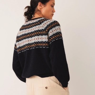 Camisola de malha grossa com padrão colorido em tons de preto, branco e castanho