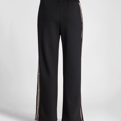 Calças pretas com risca lateral castanha e botões na lateral