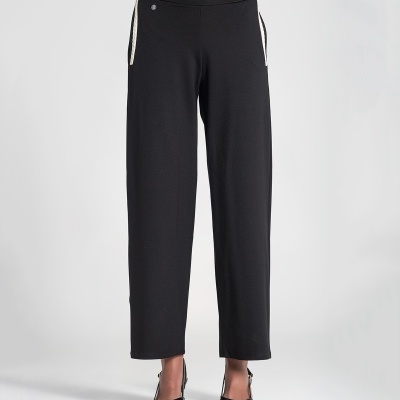 Calças pretas com detalhes brancos e sapatos pretos de salto alto