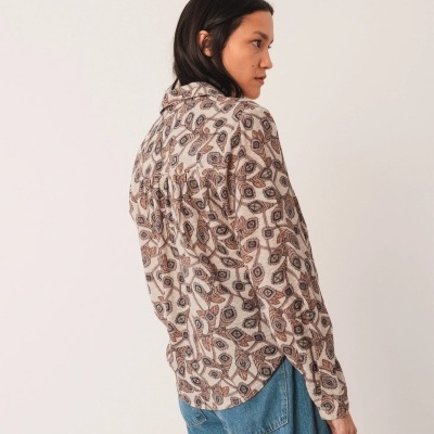 Camisa de manga comprida com padrão geométrico castanho e bege vista de costas