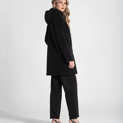 Mulher com casaco preto felpudo com capuz, calças e sapatos pretos em fundo branco