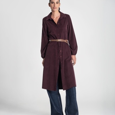 Vestido camisa midi veludo cotelê cor vinho com cinto castanho e calças de ganga azuis largas