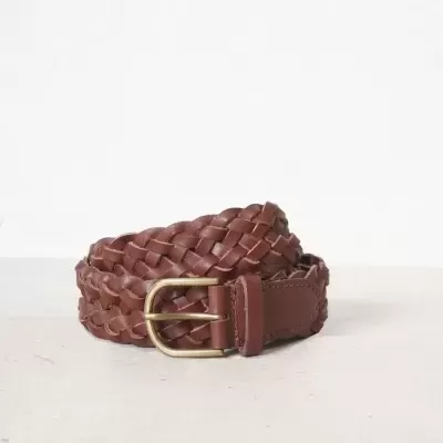 Cinto trançado de pele castanha com fivela dourada