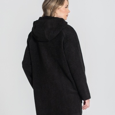Casaco preto felpudo com capuz visto de costas