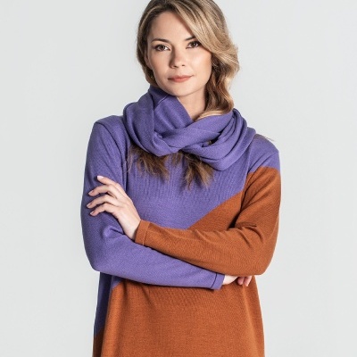 Mulher com vestido de malha bicolor castanho e roxo