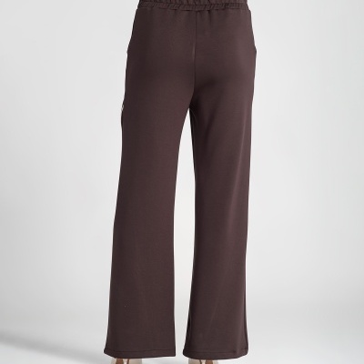 Calças castanhas escuras de tecido macio com cintura elástica e corte largo