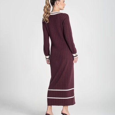 Vestido comprido bordeaux de malha canelada com riscas brancas e sapatos de salto alto