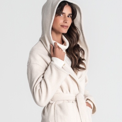 Casaco branco com capuz e cinto na cintura