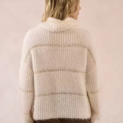 Camisola branca de malha felpuda com riscas douradas vista de costas