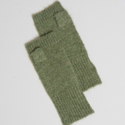 Par de mitenes verdes em malha sobre fundo branco