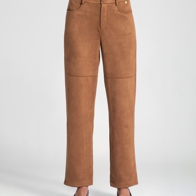 Calças castanhas de camurça com corte reto e botão, usadas com sapatos castanhos.