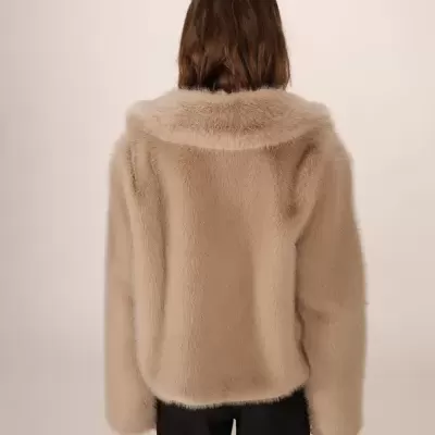 Jacket feminina curta de pelo sintético bege vista de costas