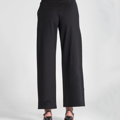 Calças pretas de perna larga vista de trás com sapatos de salto preto