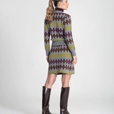 Mulher de costas com conjunto de malha colorido e botas castanhas altas