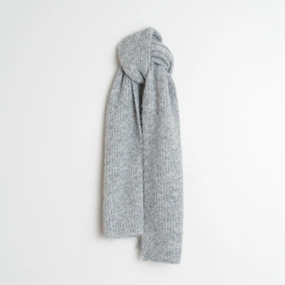 Cachecol de malha cinzenta pendurado na parede