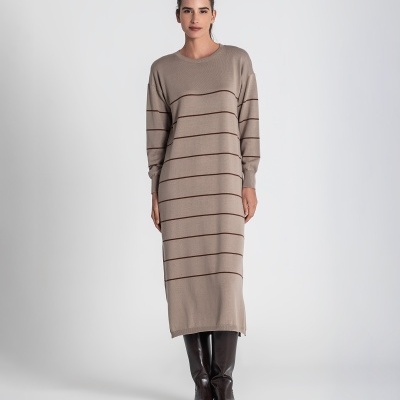 Vestido comprido de malha castanha clara com riscas horizontais finas castanhas escuras e botas castanhas