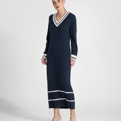 vestido comprido de malha azul escuro com riscas e detalhes brancos