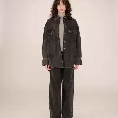 Conjunto de casaco e calças largas em ganga preta desgastada e camisola cinzenta de gola alta