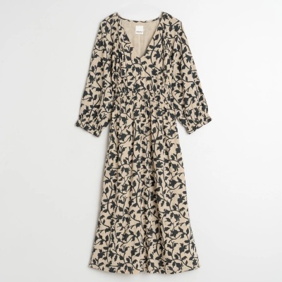 Vestido comprido bege com padrão floral preto e mangas compridas