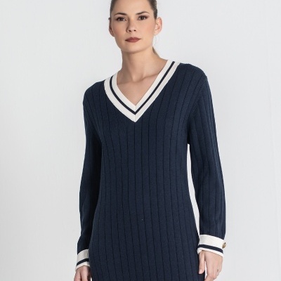 Vestido comprido azul escuro de malha com decote em V e punhos brancos