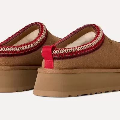 Chinelos castanhos com sola alta e forro branco