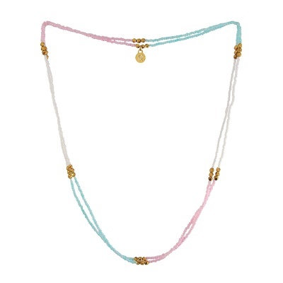 Colar de contas coloridas rosa, azul, branco e detalhes dourados