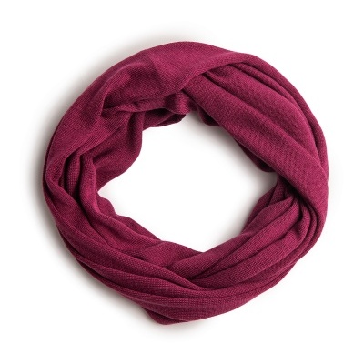 Cachecol tubular vinho em malha fina sobre fundo branco