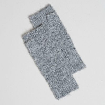 Par de luvas cinza claro de malha sem dedos com punhos canelados em fundo branco