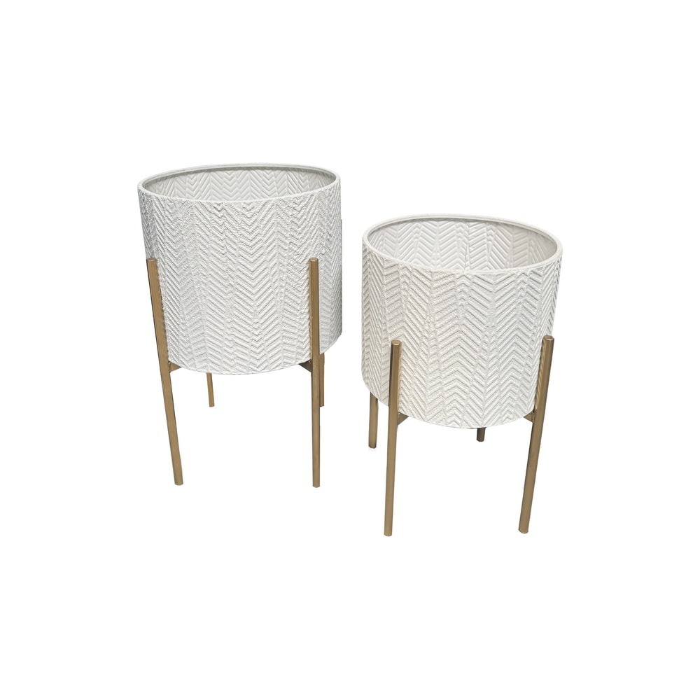 Floreira Branca e Dourado Conjunto dois vasos decorativos brancos com padrão em relevo e suporte metálico dourado.