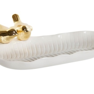 Prato decorativo branco em forma de folha com pássaros dourados.