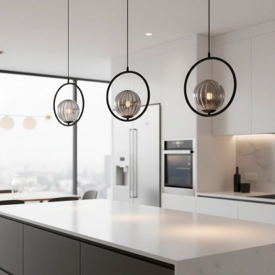 Candeeiros pendentes modernos de vidro esféricos com moldura preta numa cozinha moderna