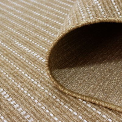 Tapete bege com linhas brancas e textura de fibras enrolado