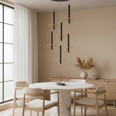 Mesa de jantar redonda em mármore branco com cadeiras de madeira clara e estofos bege, pendente preto e dourado, vaso com folhagem seca, cortinas brancas, parede bege