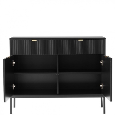 Aparador preto em madeira com portas abertas, com interior e puxadores dourados
