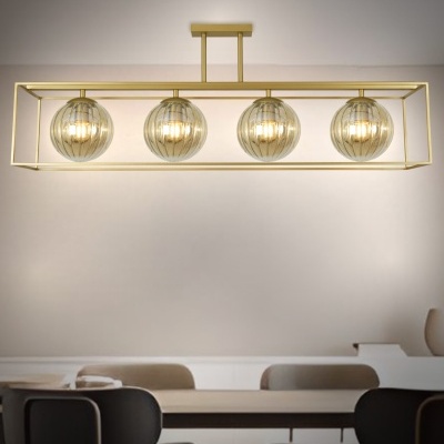 Candeeiro de teto dourado com quatro globos de vidro transparentes acima de mesa de jantar